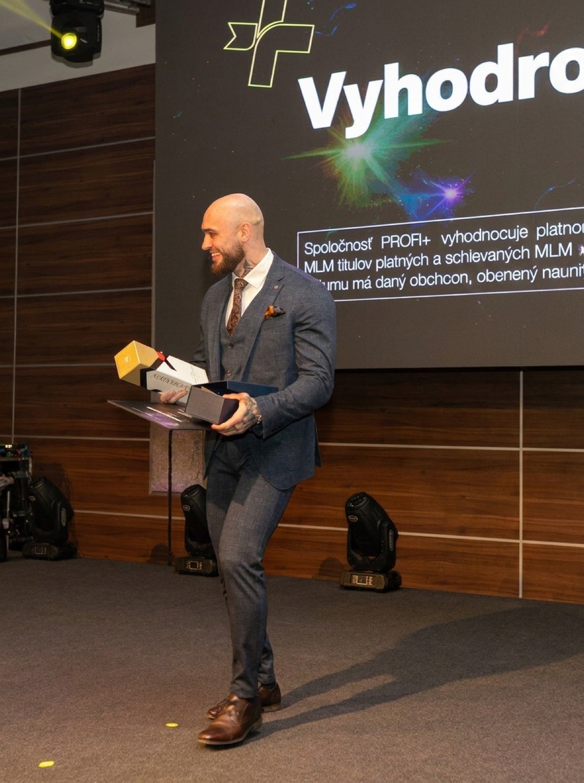 Branislav Hubin&aacute;k pri preberan&iacute; ocenenia Nov&aacute;&ccaron;ik roka 2024